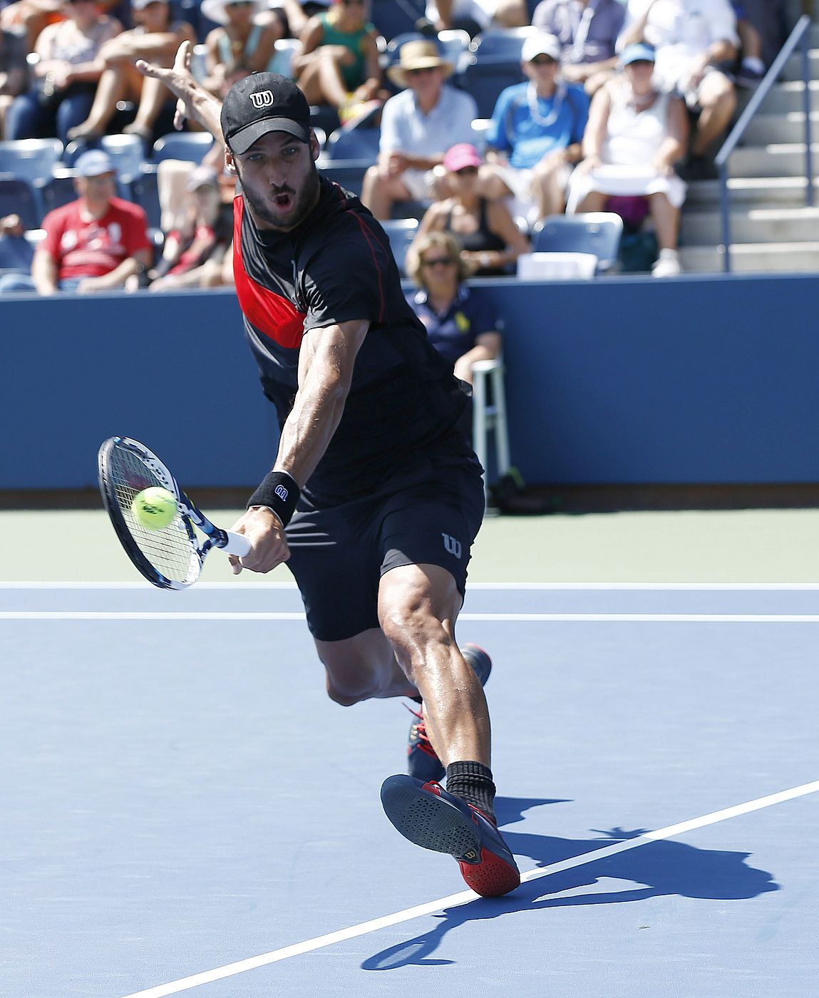 Feliciano López devuelve una bola al croata Ivan Dodig