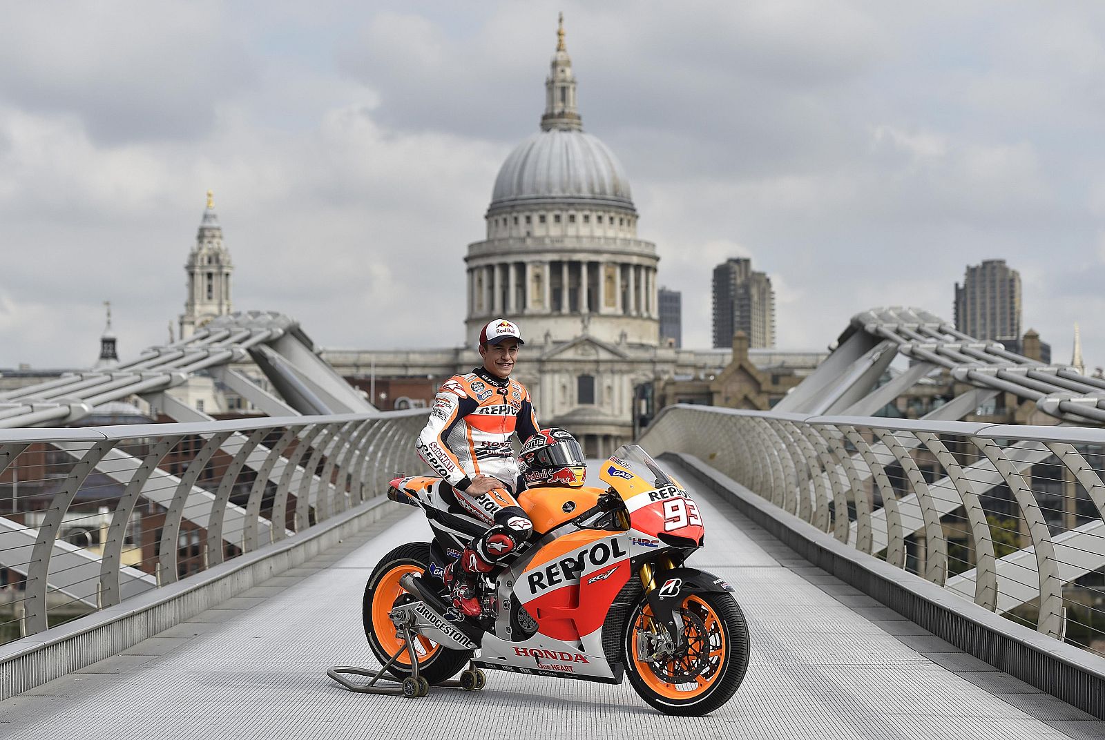 Marc Márquez, en el Millenium Bridge de Londres