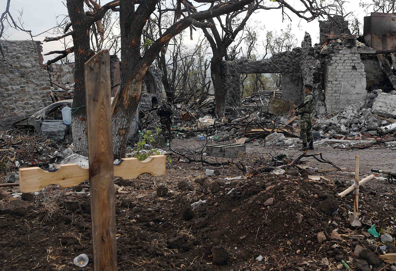 Un separatista prorruso junto a tumbas anónimas en Savur-Mohyla