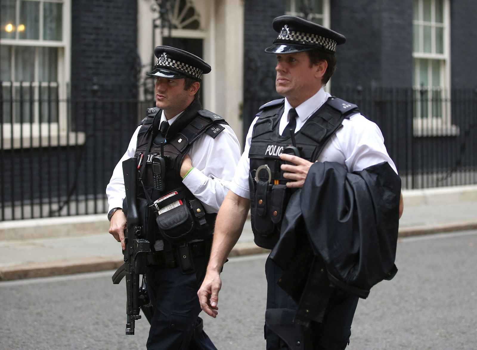 Policías patrullan en Downing Street
