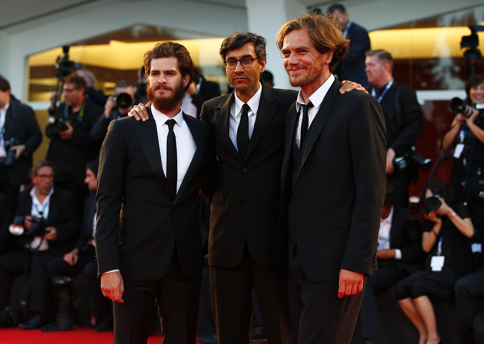 Ramin Bahrani posa en Venecia con los actores Shannon y Garfield en la presentación de "99 homes"