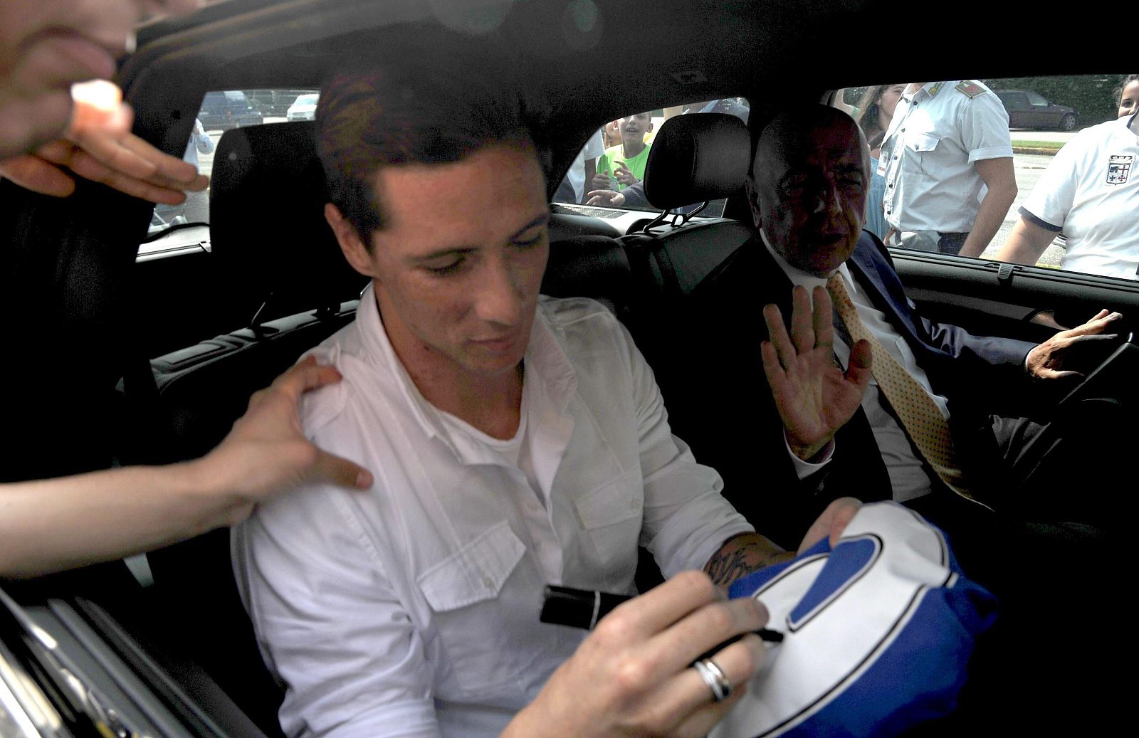 Fernando Torres llega a Milán junto al consejero delegado del club, Adriano Galliani