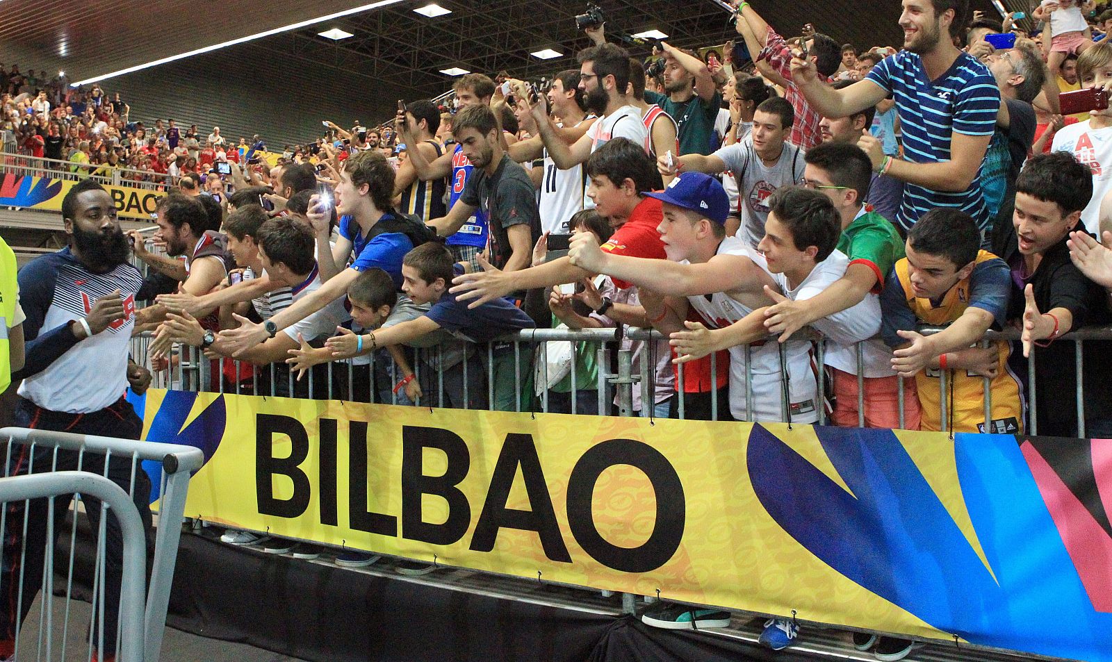 El jugador de la selección de EEUU, James Harden (i), saluda al público a su salida a la pista.