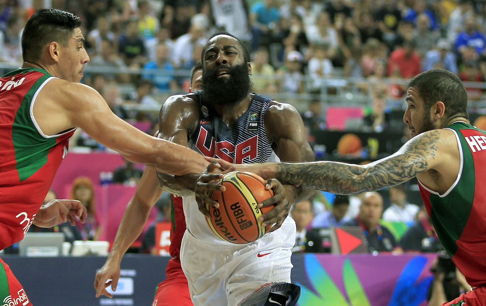 El escolta James Harden (c), de la selección de Estados Unidos intenta encestar ante la oposición mexicana.