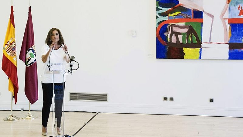 El PP "respeta" la "decisión personal" de Botella y el PSOE cree que llega "dos años tarde"