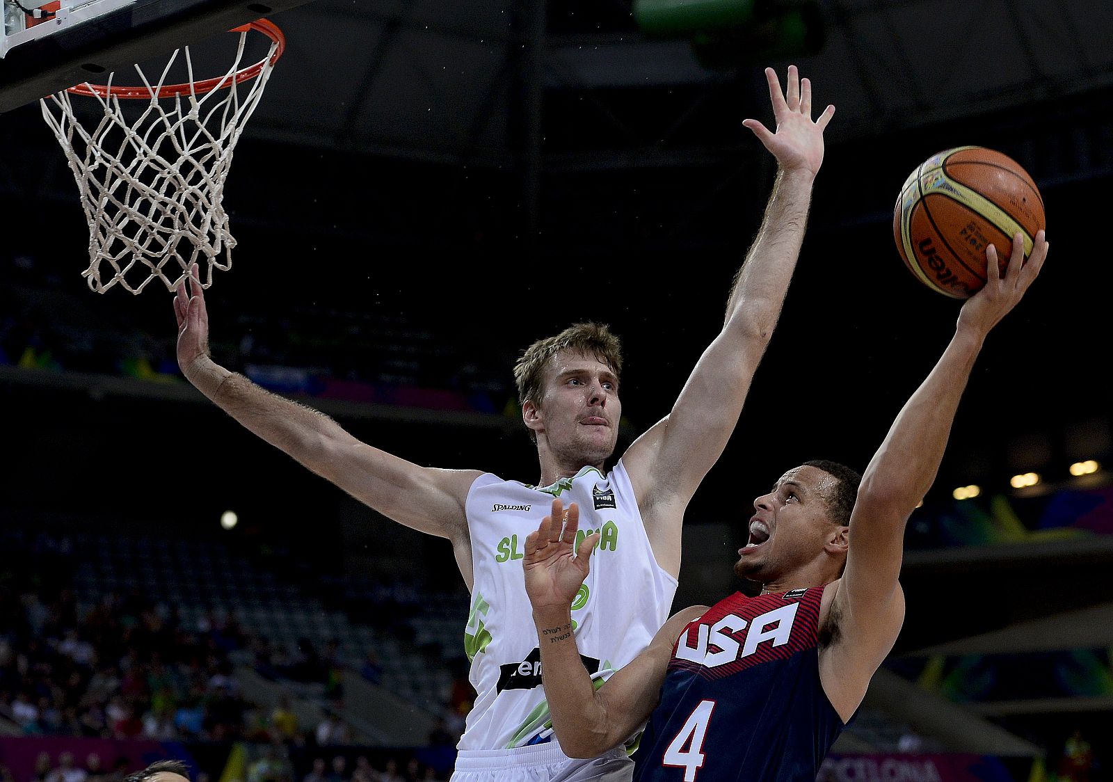 Zoran Dragic, de Eslovenia, ante Stephen Curry, de EE.UU.