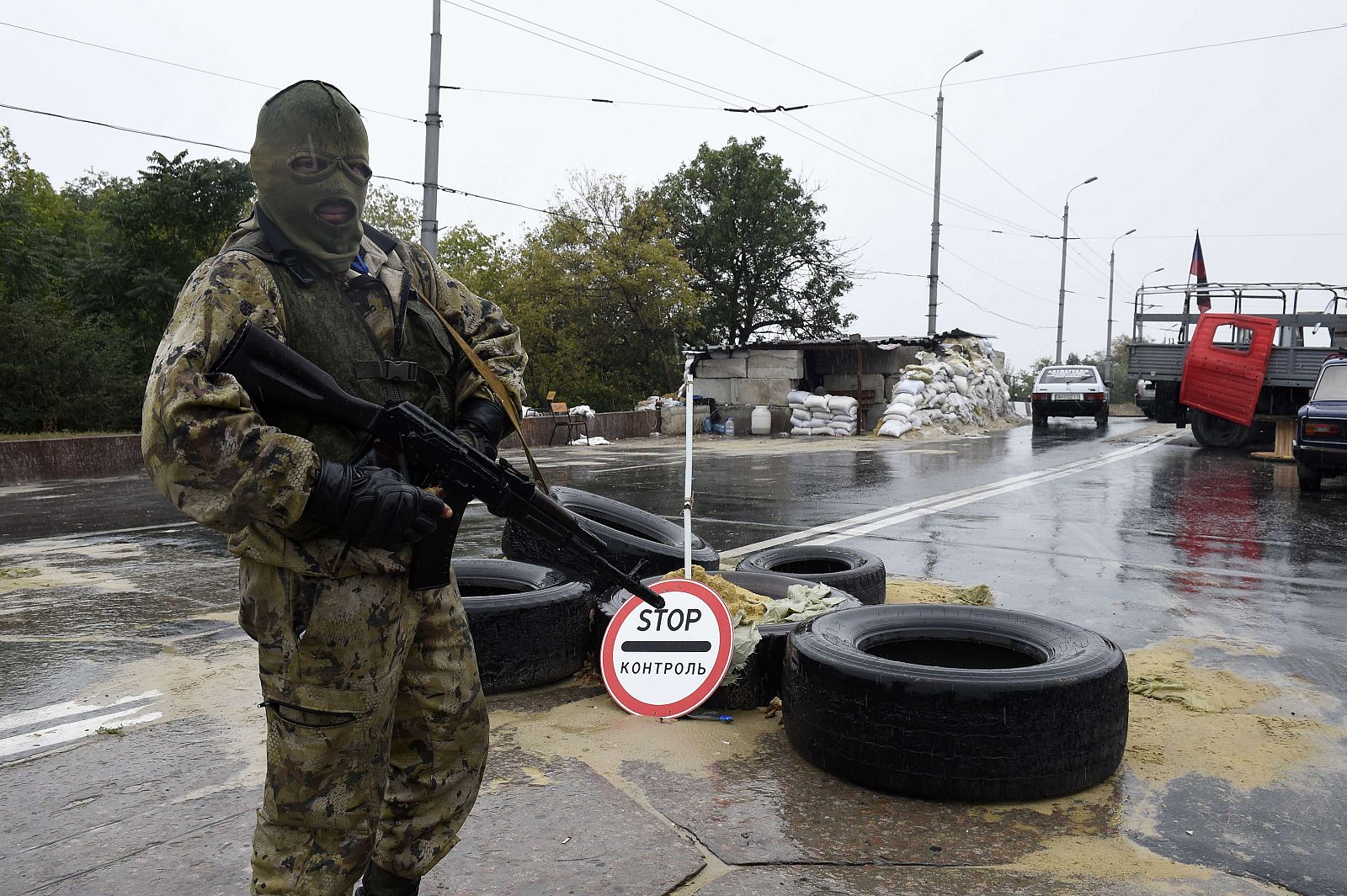 Un separatista prorruso monta guardia en una carretera cerca del aeropuerto de Donetsk, este de Ucrania