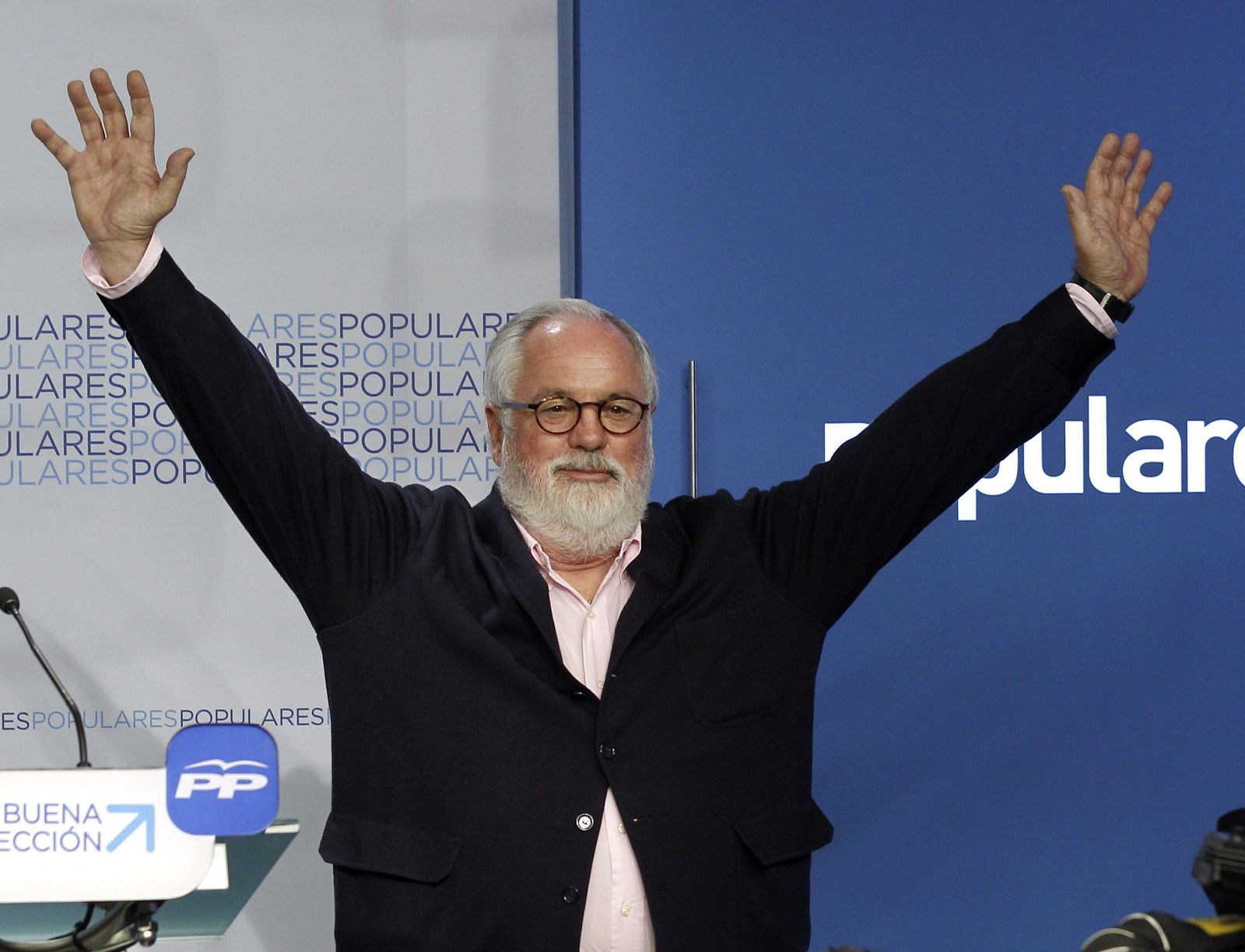Miguel Arias Cañete, cabeza de lista del PP en las elecciones europeas, saluda a sus simpatizantes tras conocer los resultados.