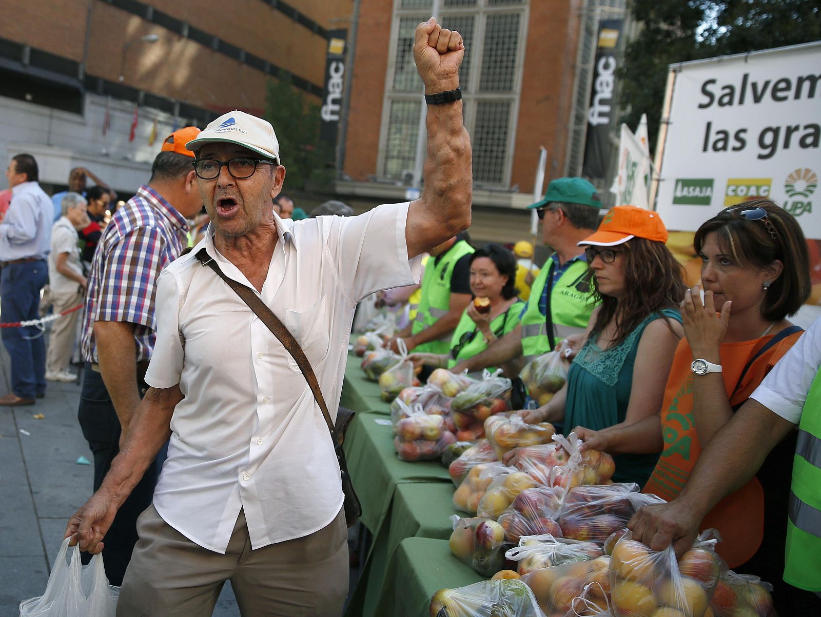 Reparto de frutas y verduras en protesta por el veto ruso