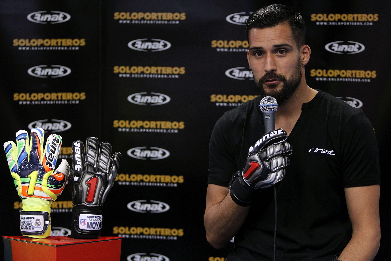 GUANTES DE DIFERENTES COLORES