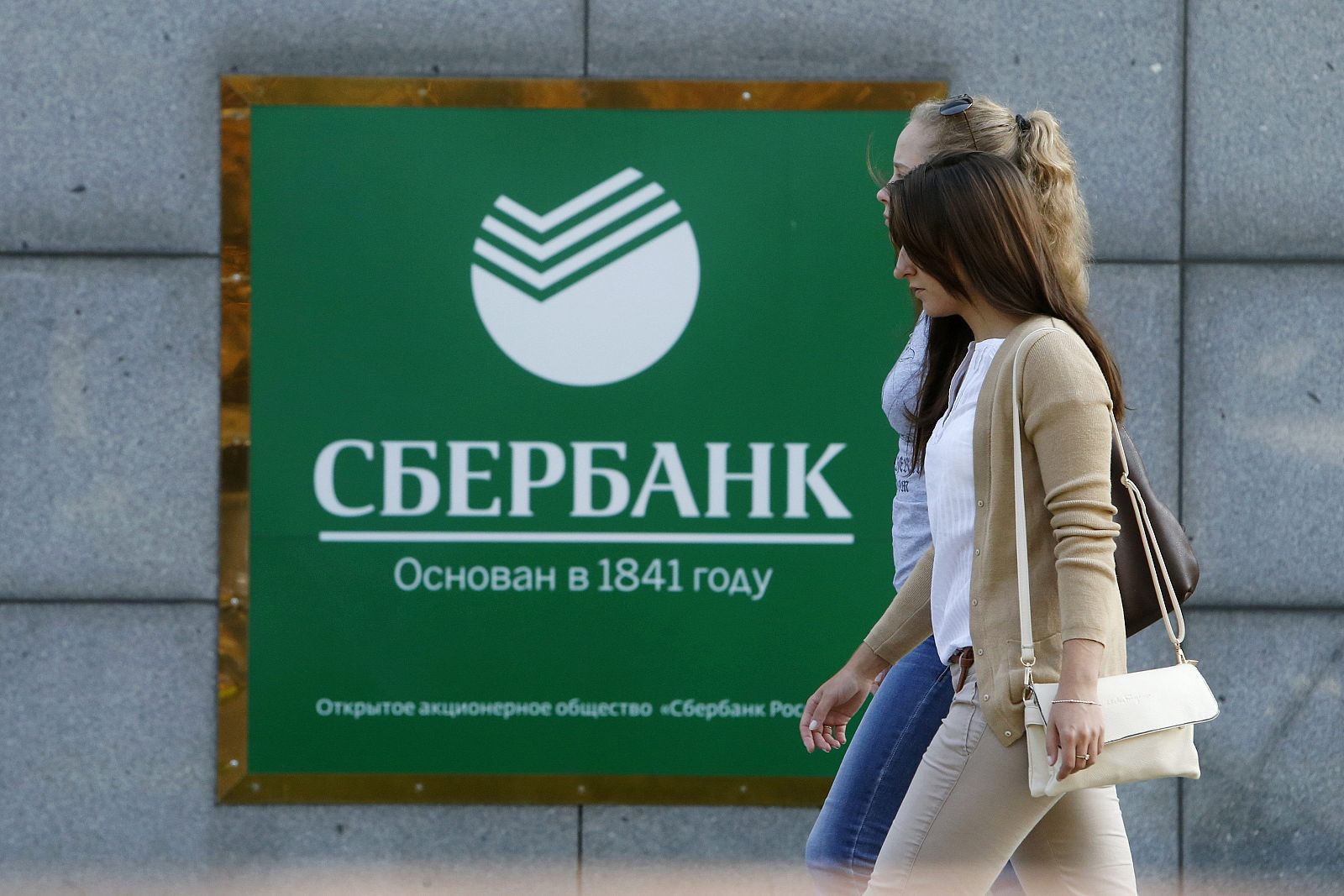 Mujeres pasan delante de una oficina del Sberbank en Moscú