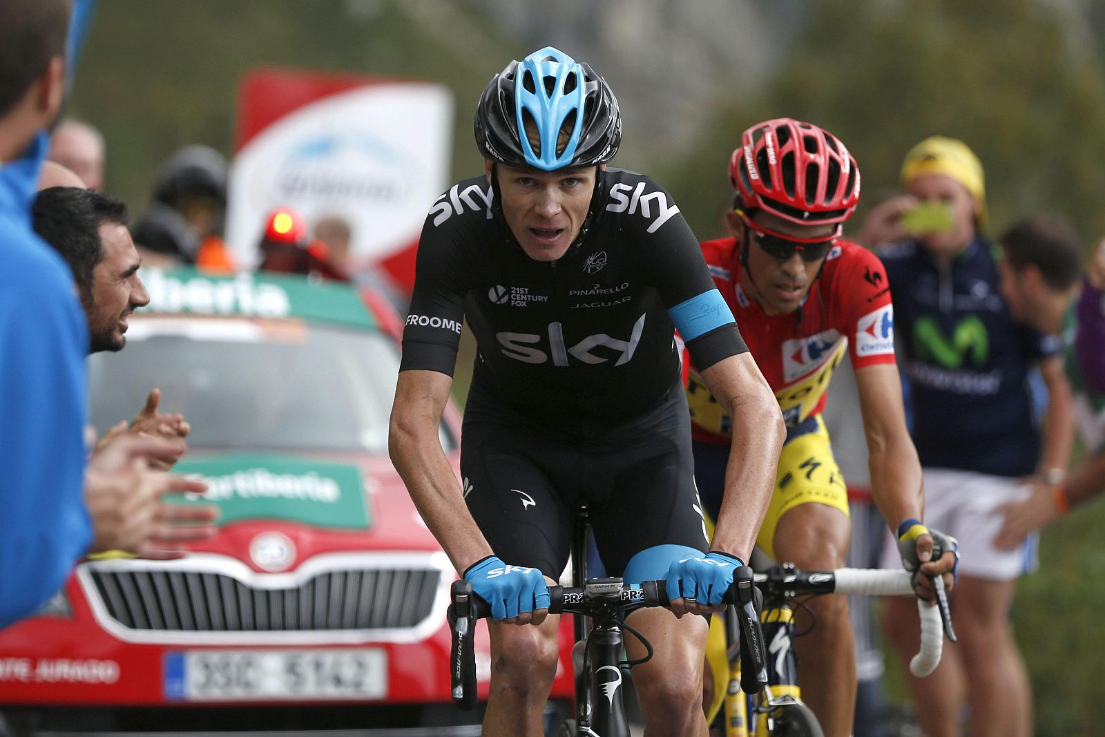 Alberto Contador (d) y el británico del Sky, Christopher Froome, poco antes de la llegada a meta.