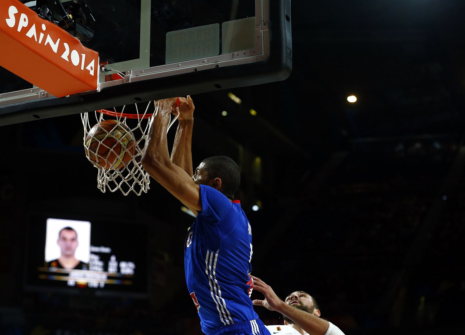 El jugador francés Nicolas Batum machaca ante la mirada del lituano Jonas Valanciunas.