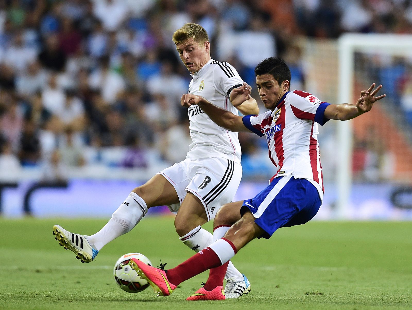 El centrocampista alemán del Real Madrid, Toni Kroos (I), con el atlético Siqueira.