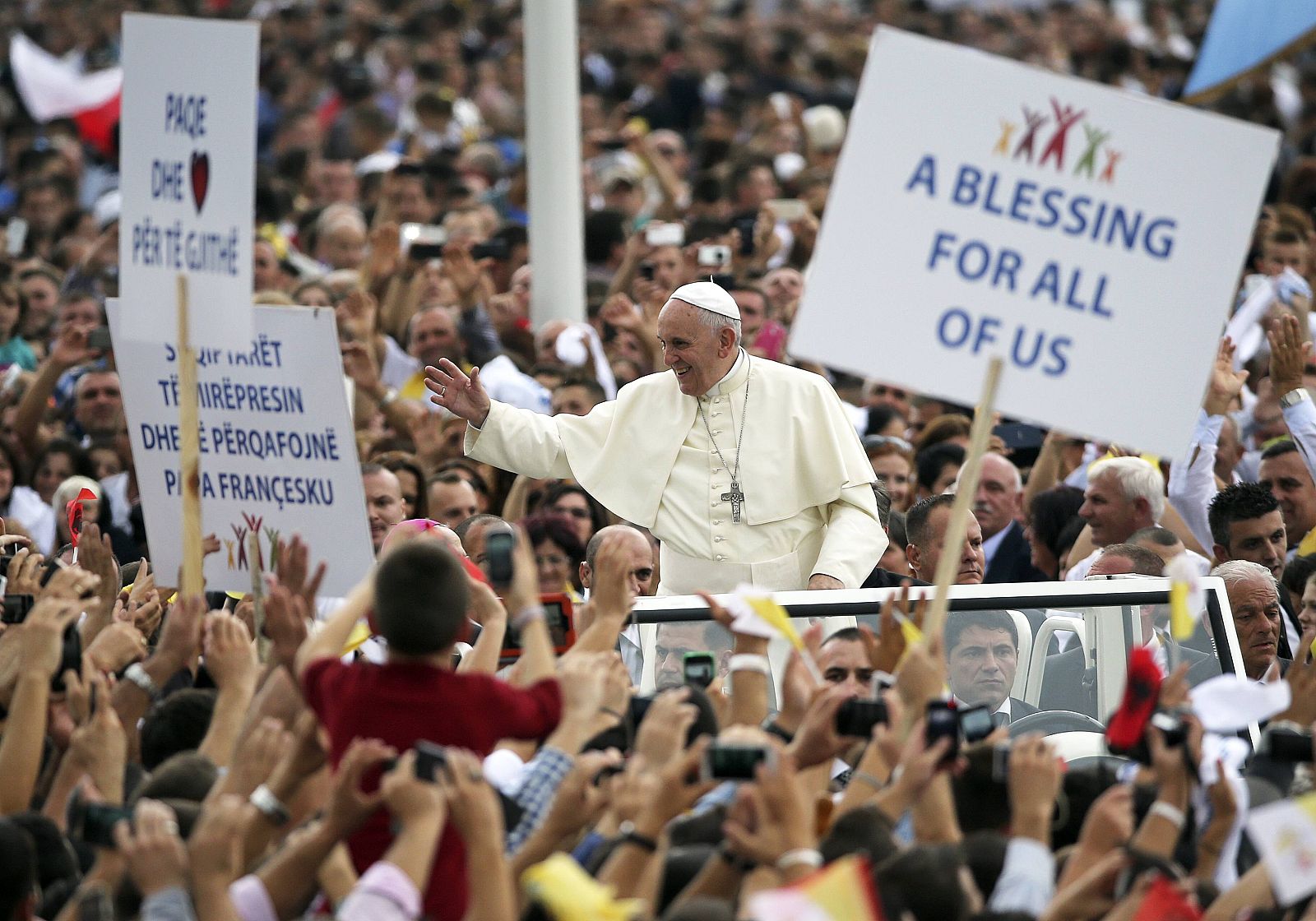 EL PAPA VIAJA A ALBANIA