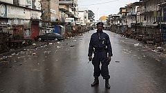 Sierra Leona descubre decenas de cadáveres de víctimas del ébola tras tres días de confinamiento