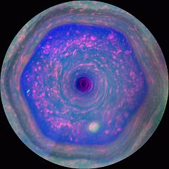 Cassini capta una tormenta giratoria que lleva décadas activa en Saturno