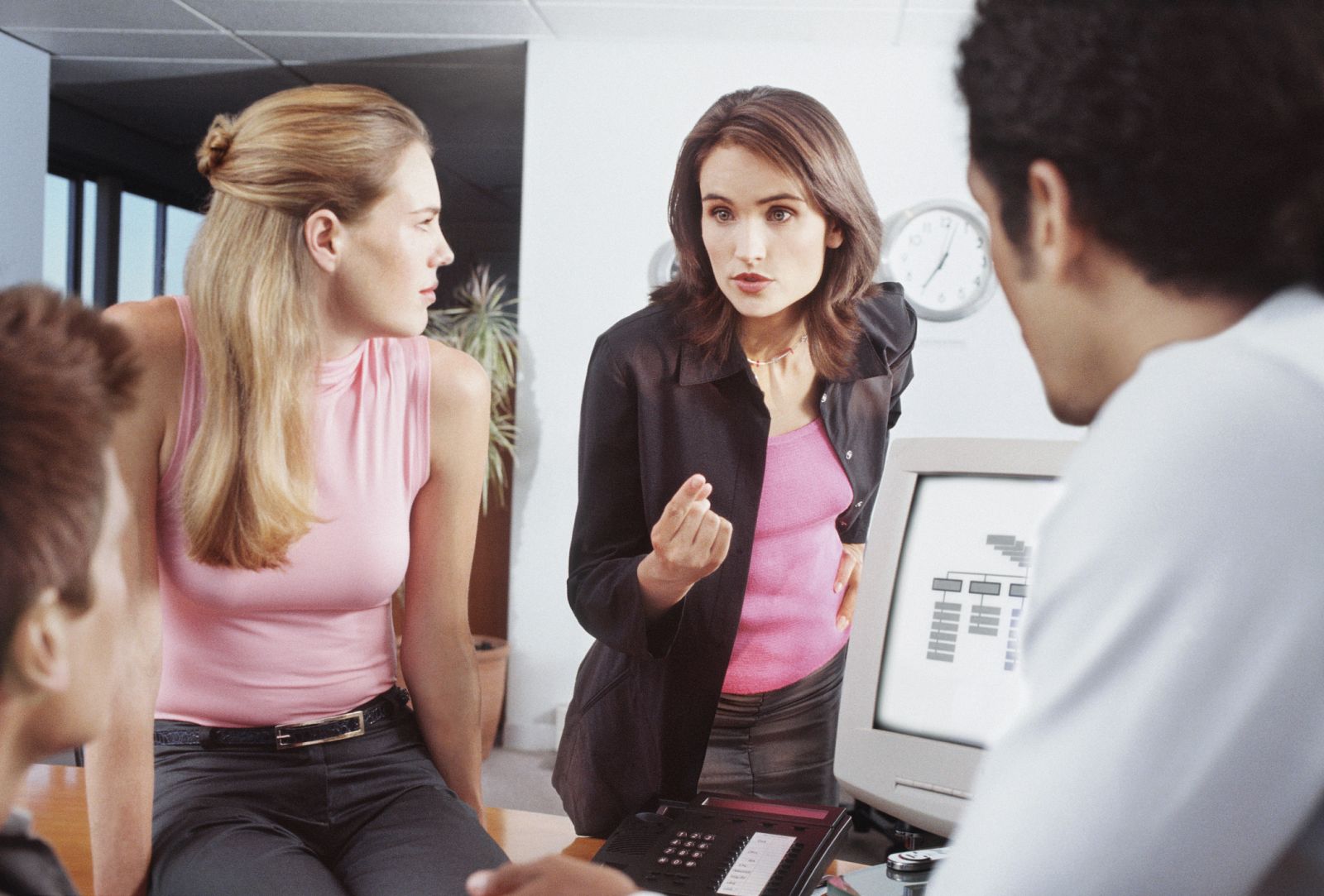 Una directiva da instrucciones a su equipo de trabajo