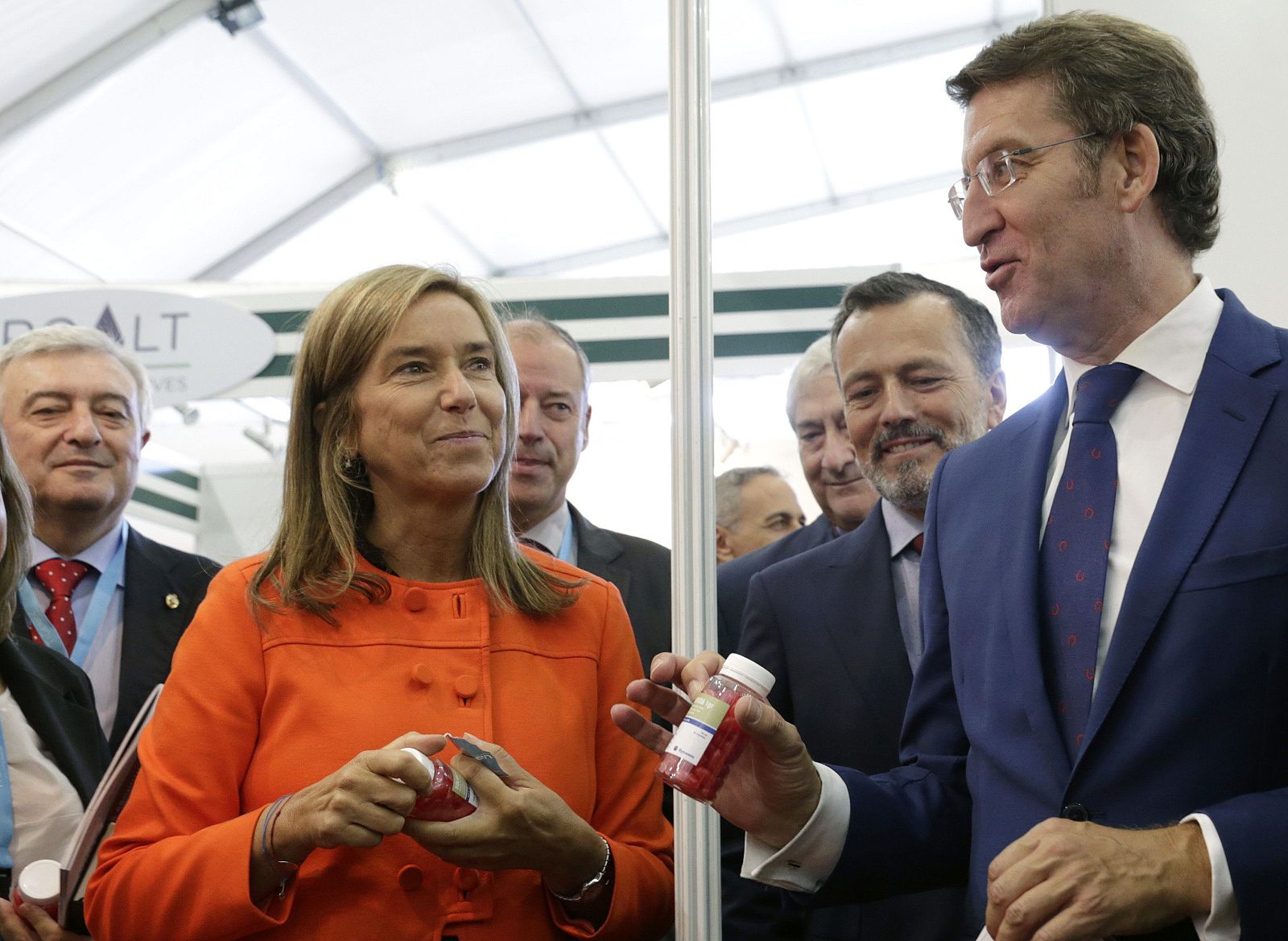 La ministra de Sanidad, Ana Mato, y el presidente de la Xunta, Alberto Núñez Feijóo, en el congreso de biotecnología "Biospain 2014", en Santiago de Compostela.