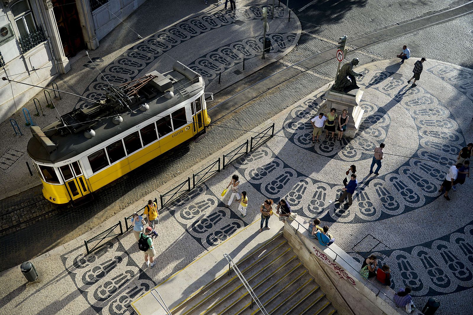 Un tranvía en el centro de Lisboa