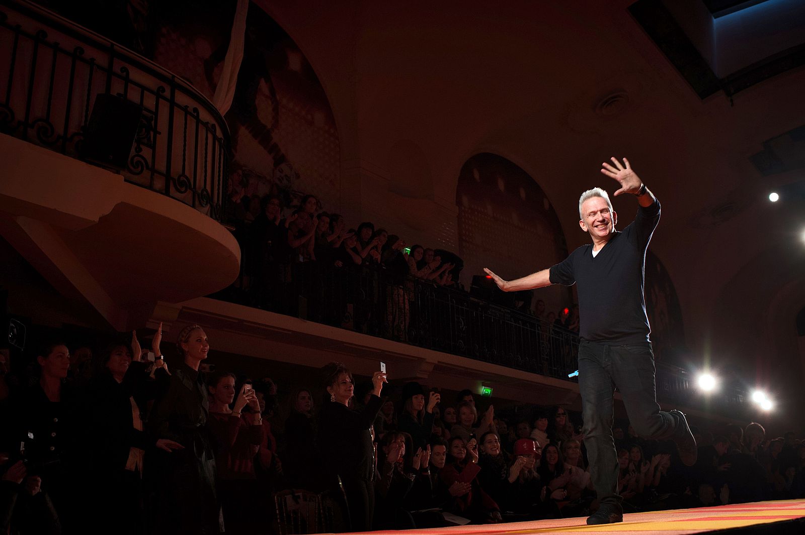 Jean Paul Gaultier cierra un desfile de alta costura en París en 2013