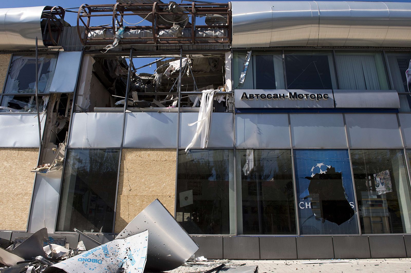 Un concesionario de coches del aeropuerto de Donestsk, destrozado por los bombardeos.