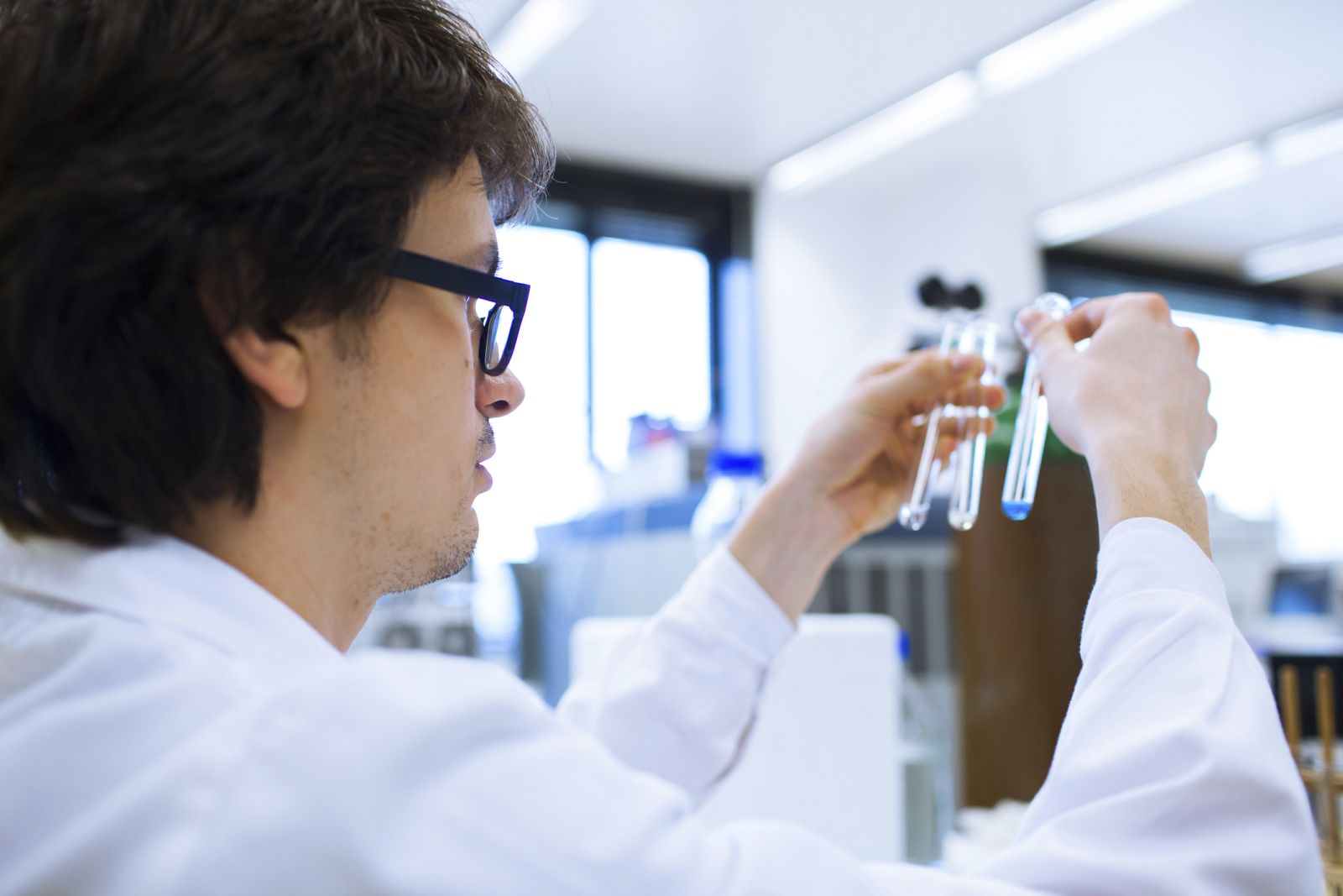 Un joven investigador en un laboratorio.