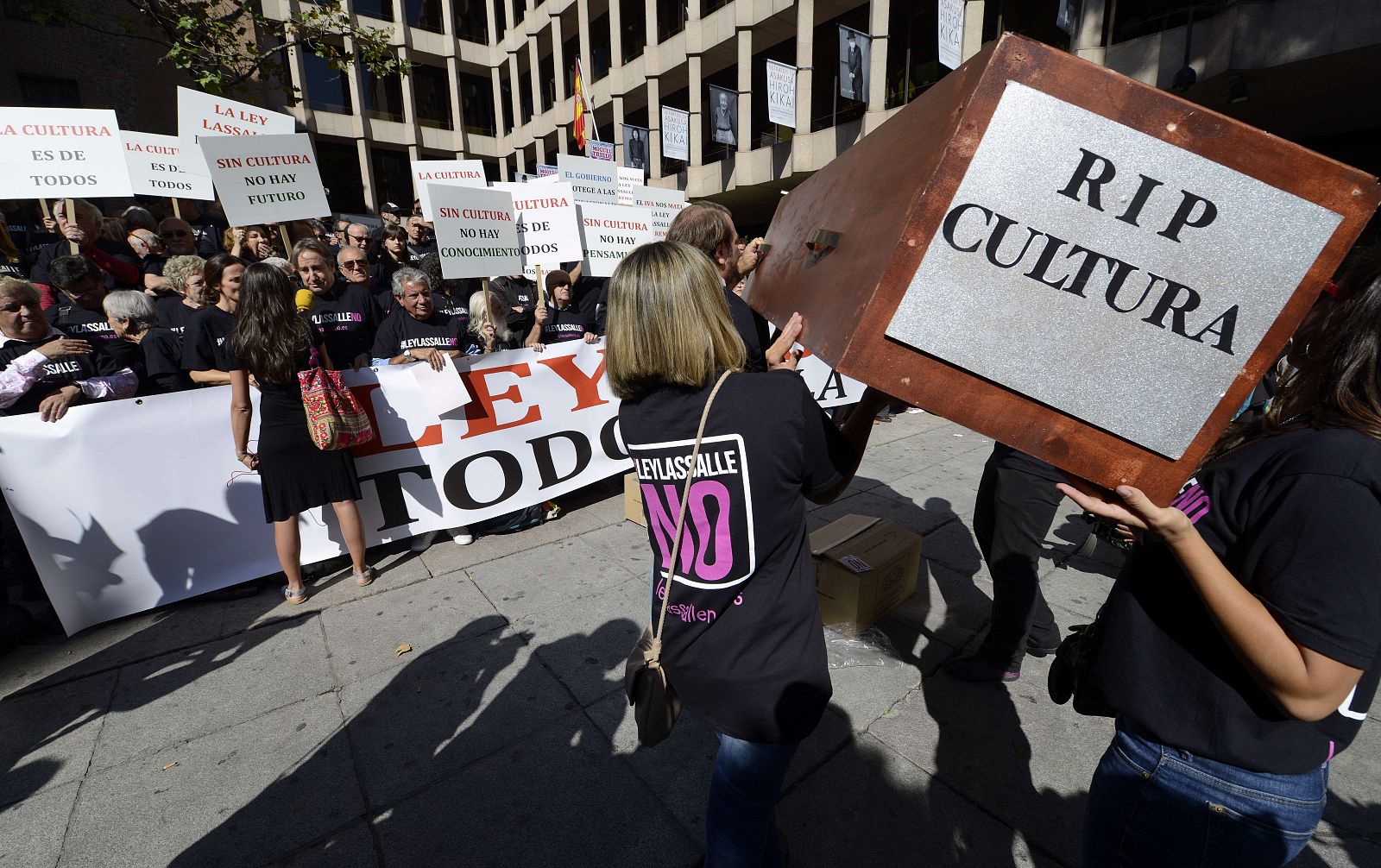 Manifestantes portan un ataud frente al Ministerio de Cultura para protestar por la Ley de Propiedad Intelectual