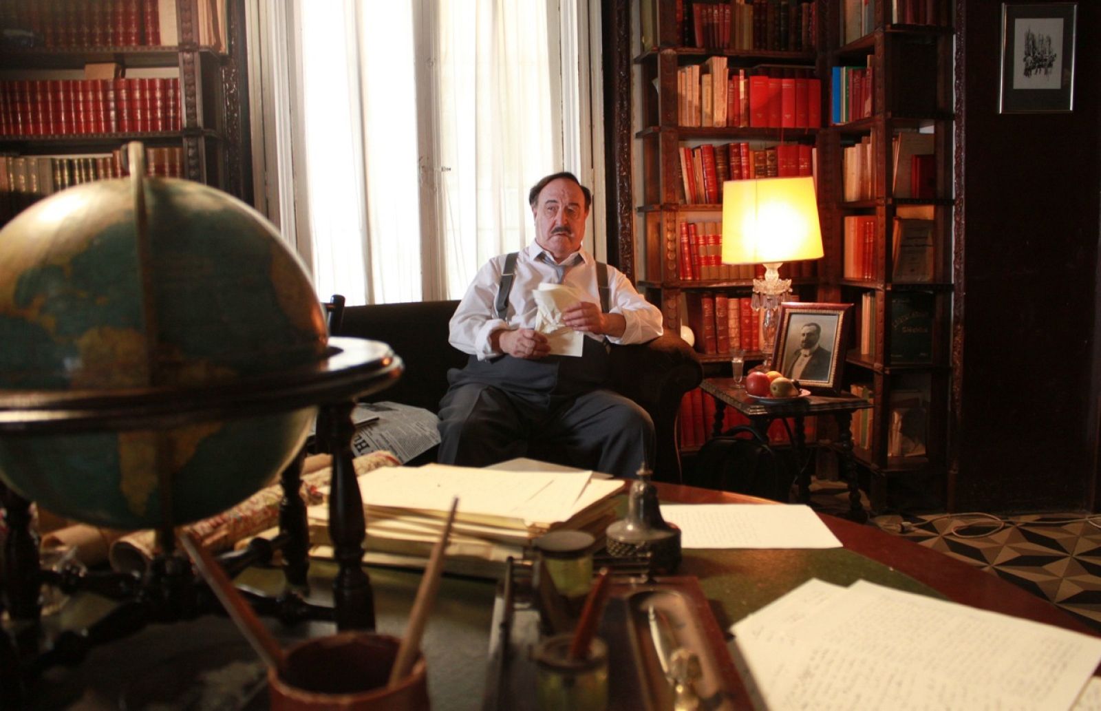 18-rodaje- El actor Juli Mira en el decorado que reporduce el estudio de Vicente Blasco Ibáñez en París