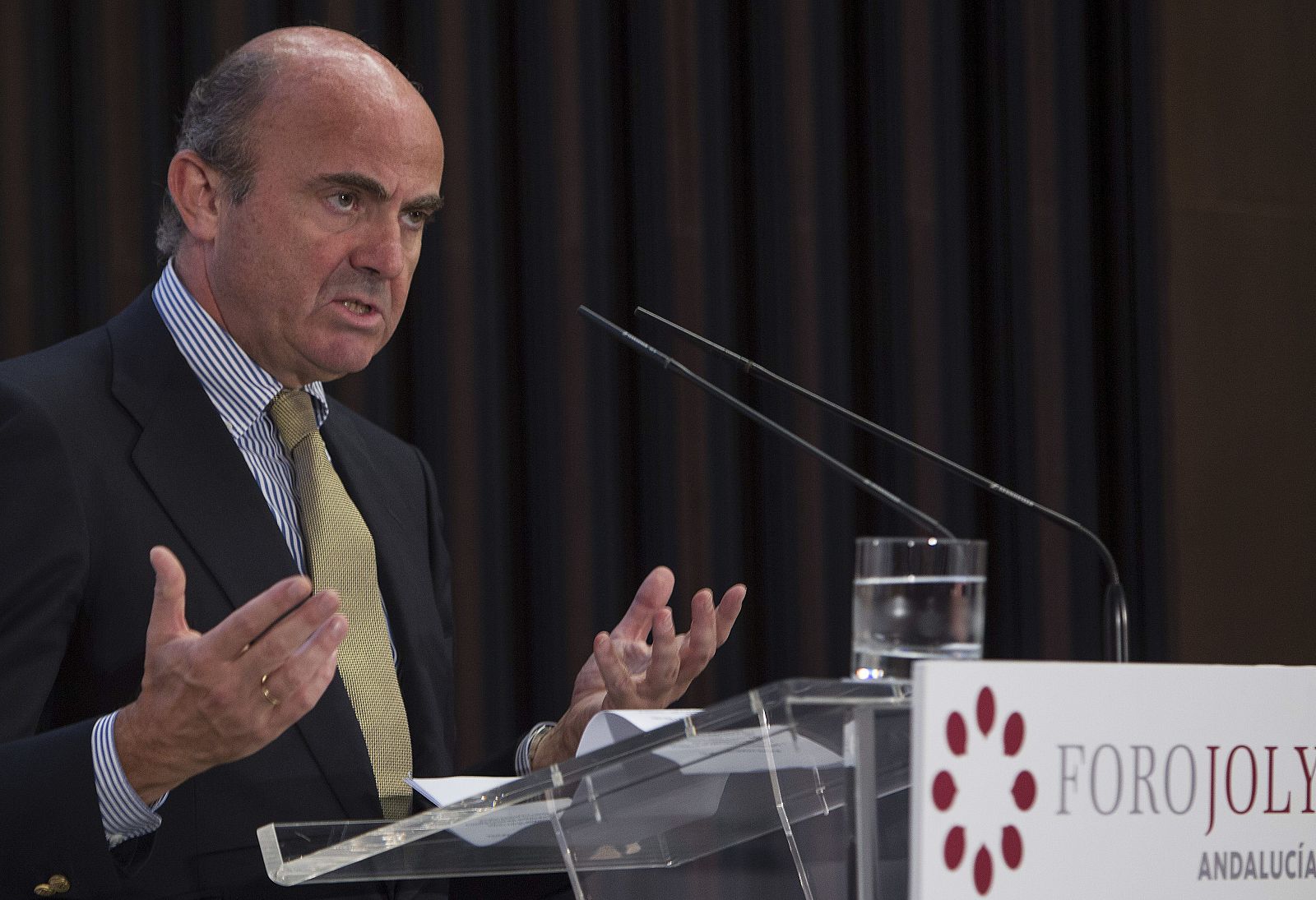 El ministro de Economía y Competitividad, Luis de Guindos, durante su intervención en Sevilla en un encuentro empresarial organizado por el Foro Joly Andalucía