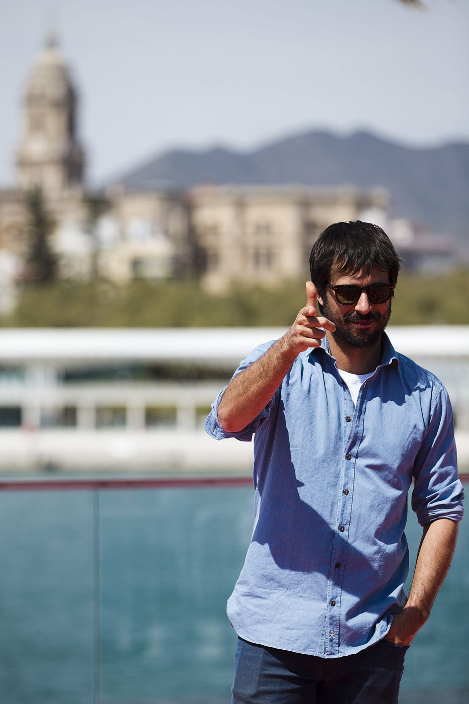 El actor Hugo Silva posando hoy en el Muelle Uno con motivo de la presentación de la película "Dioses y Perros" en la sección oficial a concurso del Festival de Cine Español de Málaga.
