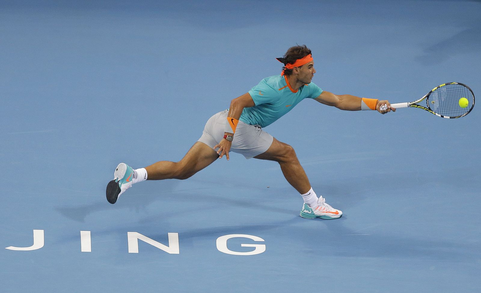 Nadal trata de devolver una bola durante el partido de octavos.