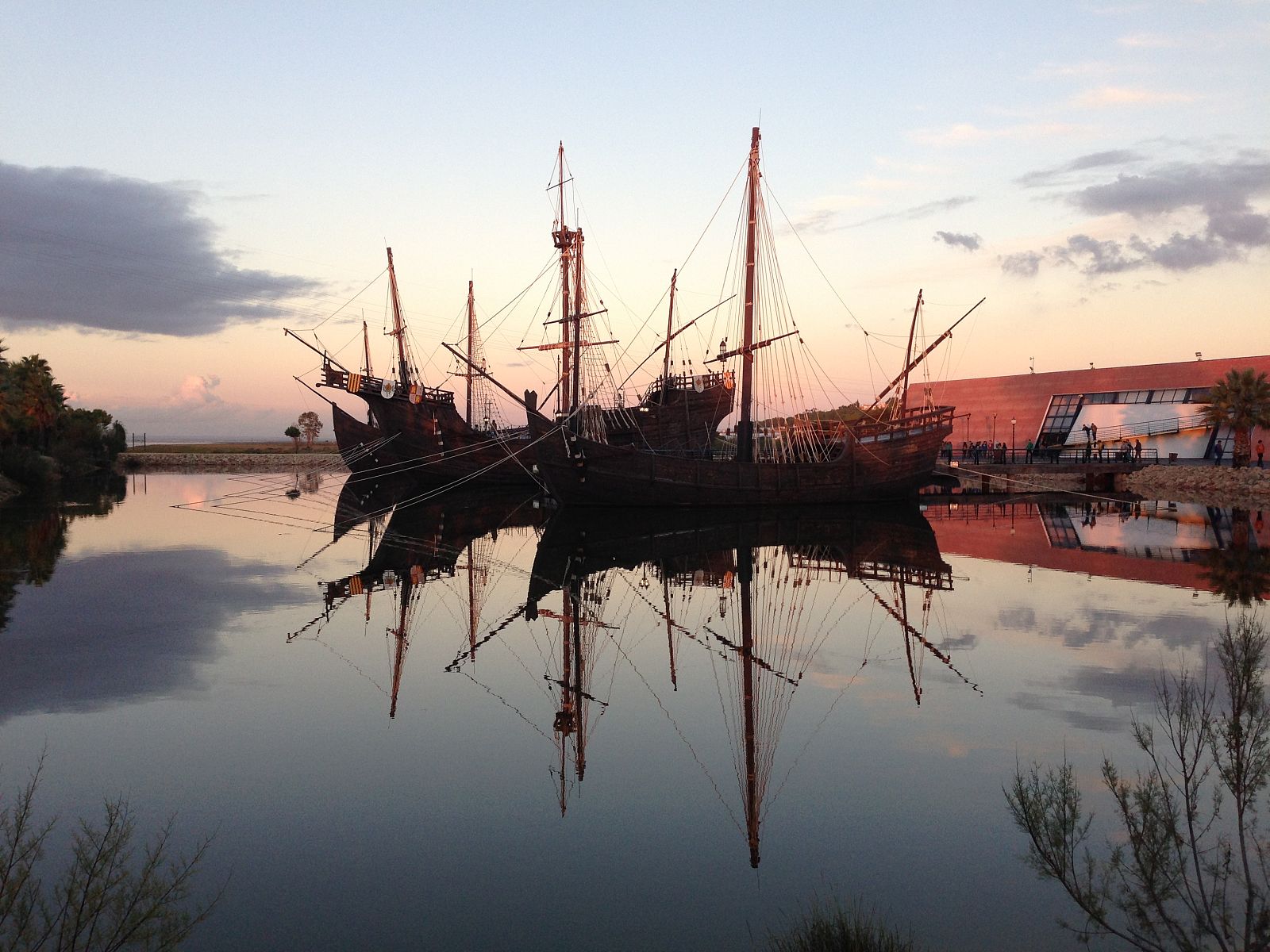 Réplicas de La Niña, La Pinta y La Santa María en el Muelle de las Carabelas de Palos de la Frontera (Huelva).