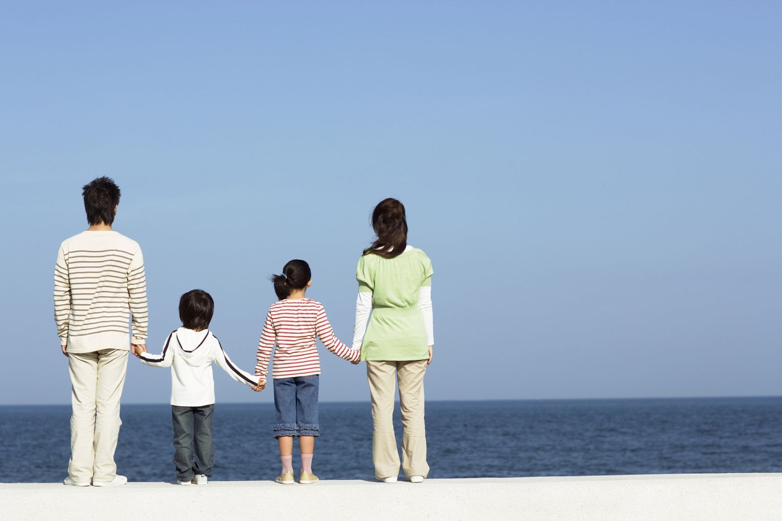 Una familia en la playa.