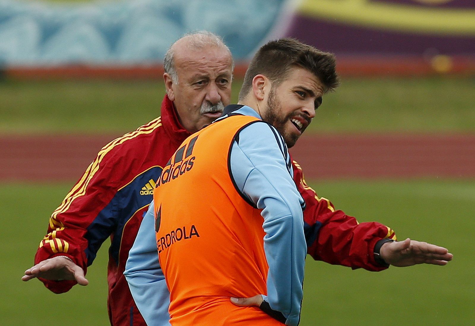 El seleccionador español de fútbol, Vicente del Bosque (i), conversa con el defensa Gerard Piqué durante un entrenamiento en Gniewino.