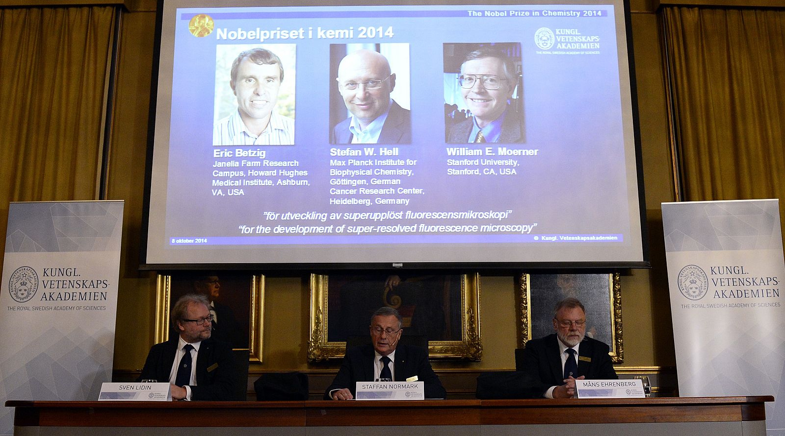 El Comité del Nobel de Química en el momento de anunciar sus ganadores: Eric Betzig, William Moerner y Stefan Hell, desarrolladores de la microscopia fluorescente.