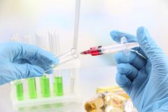 El suero hiperinmune combinado con un antiviral aumenta la posibilidad de eliminar una infección