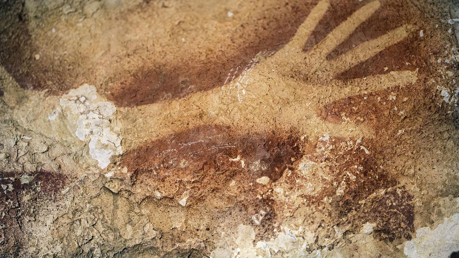 Fotografía facilitada por Nature de las pinturas prehistóricas de 39.000 años de antigüedad descubiertas en la isla de Célebes (Indonesia) por un grupo de arqueólogo australianos e indonesios que publican hoy en la revista.
