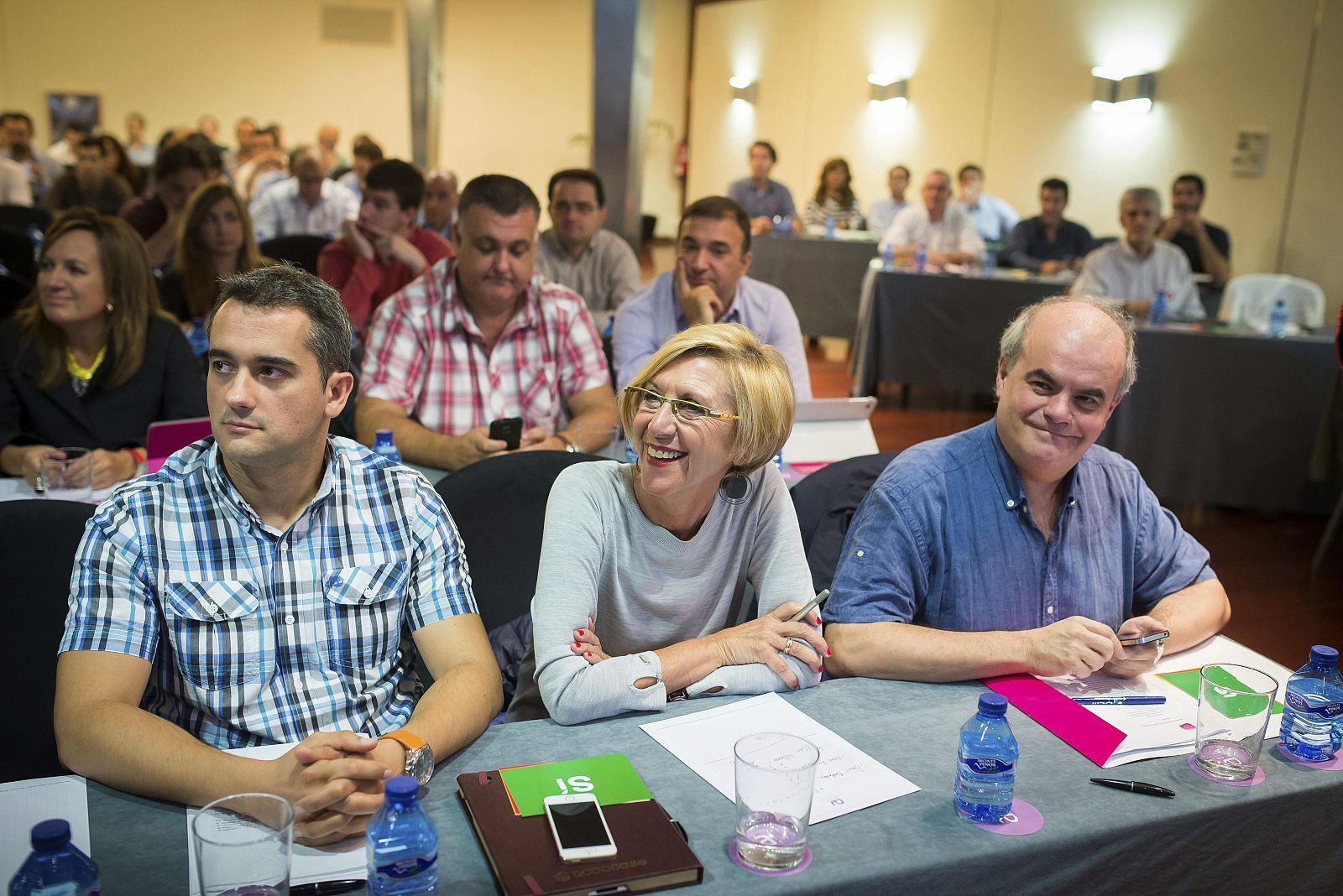La líder de UPyD, Rosa Díez (c), junto a los dirigentes del partido, Carlos Martínez Gorriarán (d) y Javier Ordoñez (i).