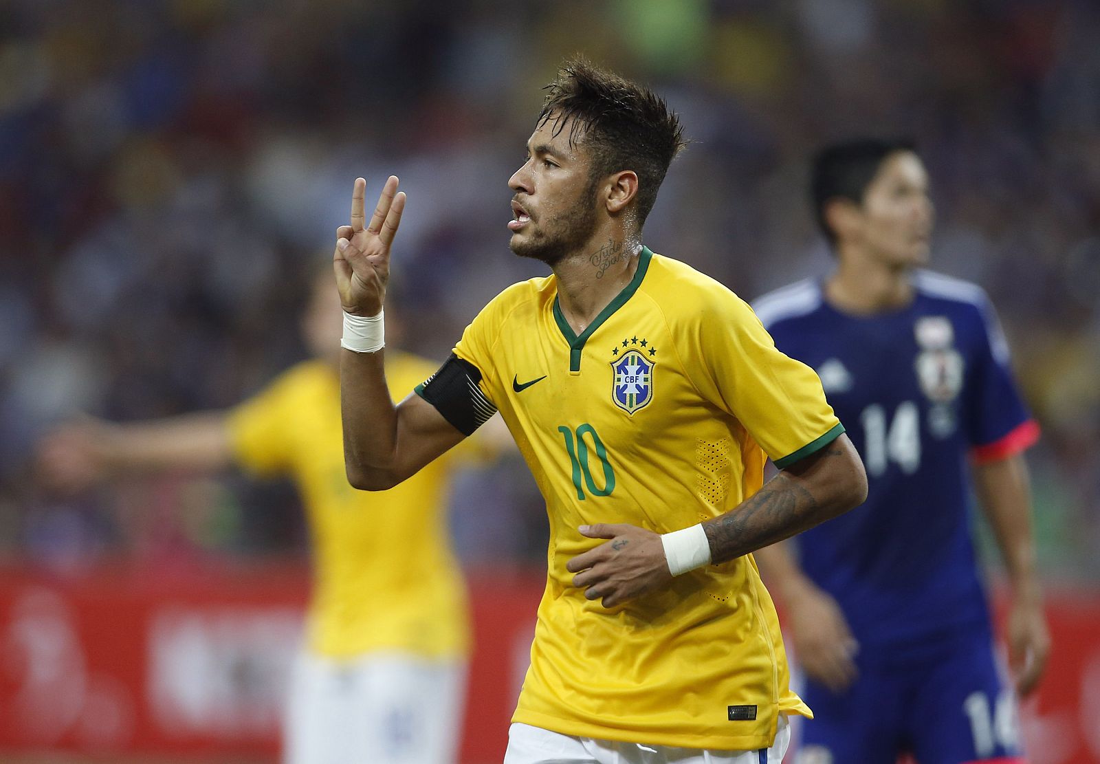 Neymar celebra uno de sus cuatro goles a Brasil