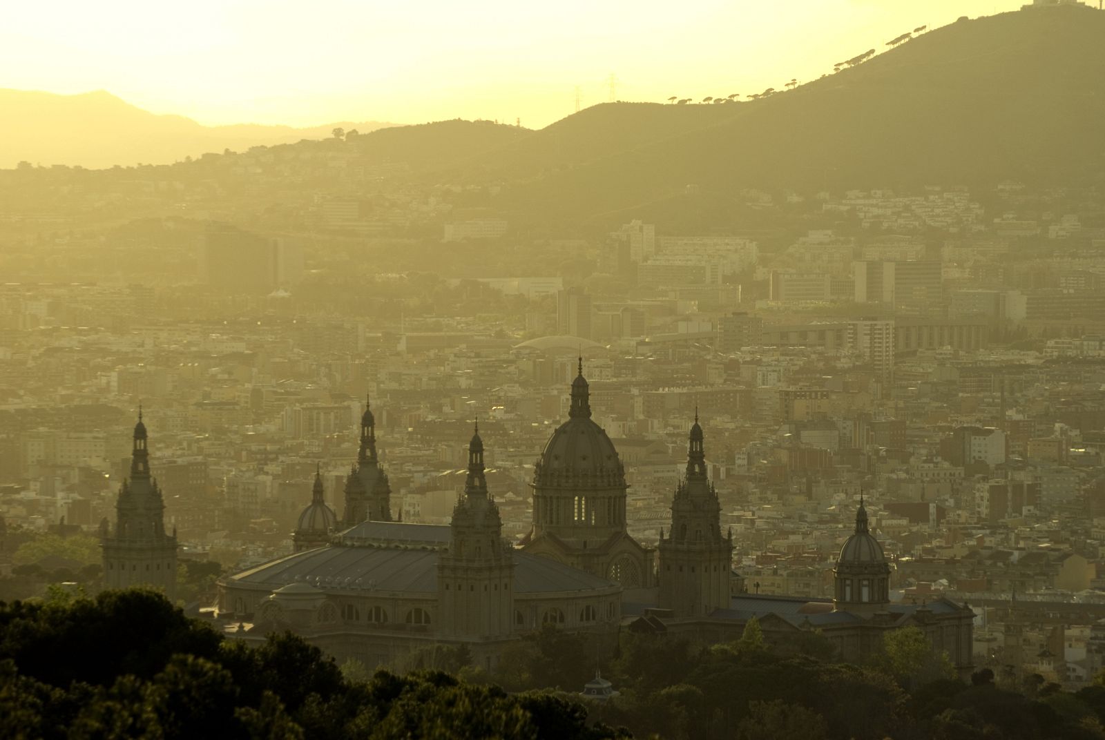 Contaminación en un atardecer en Barcelona.