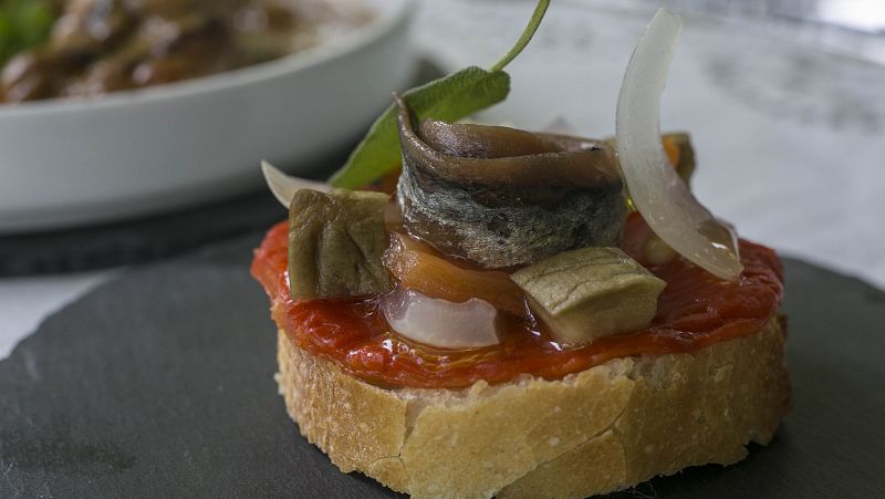 Tosta de escalivada con anchoa