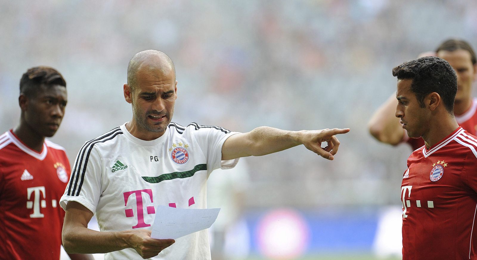 Imagen de archivo del entrenador del Bayern, Pep Guardiola, con Thiago Alcántara (d).