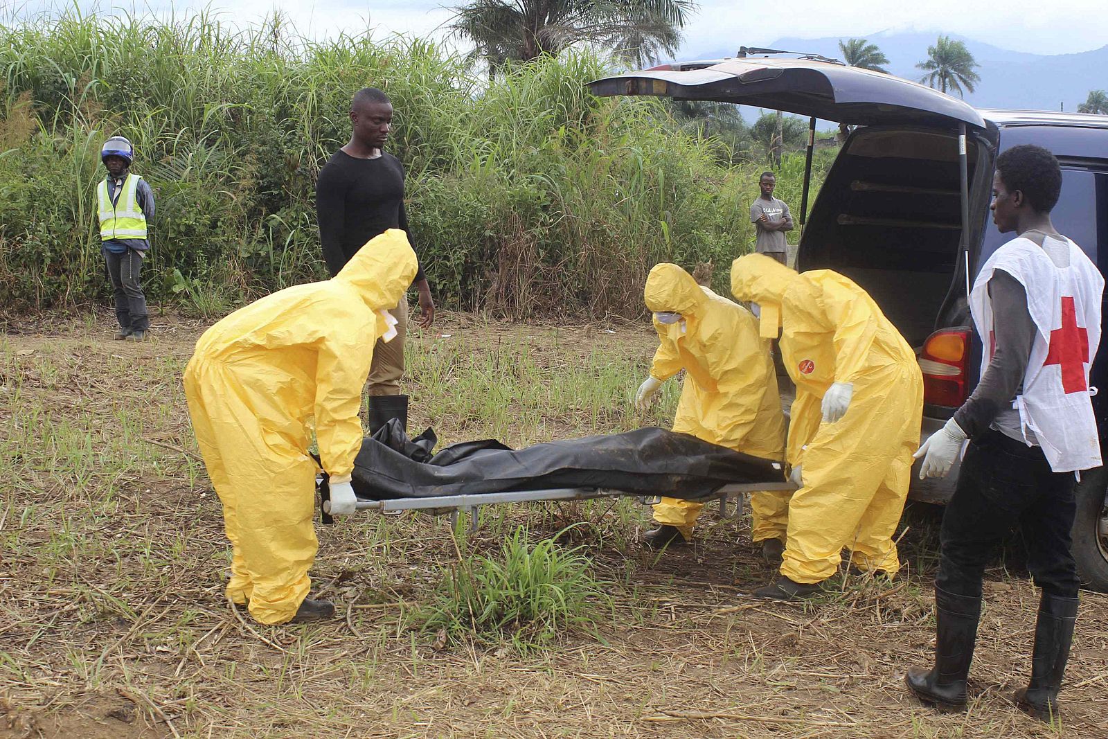 Health workers carry the body of an Ebola virus victim in the Waterloo district of Freetown
