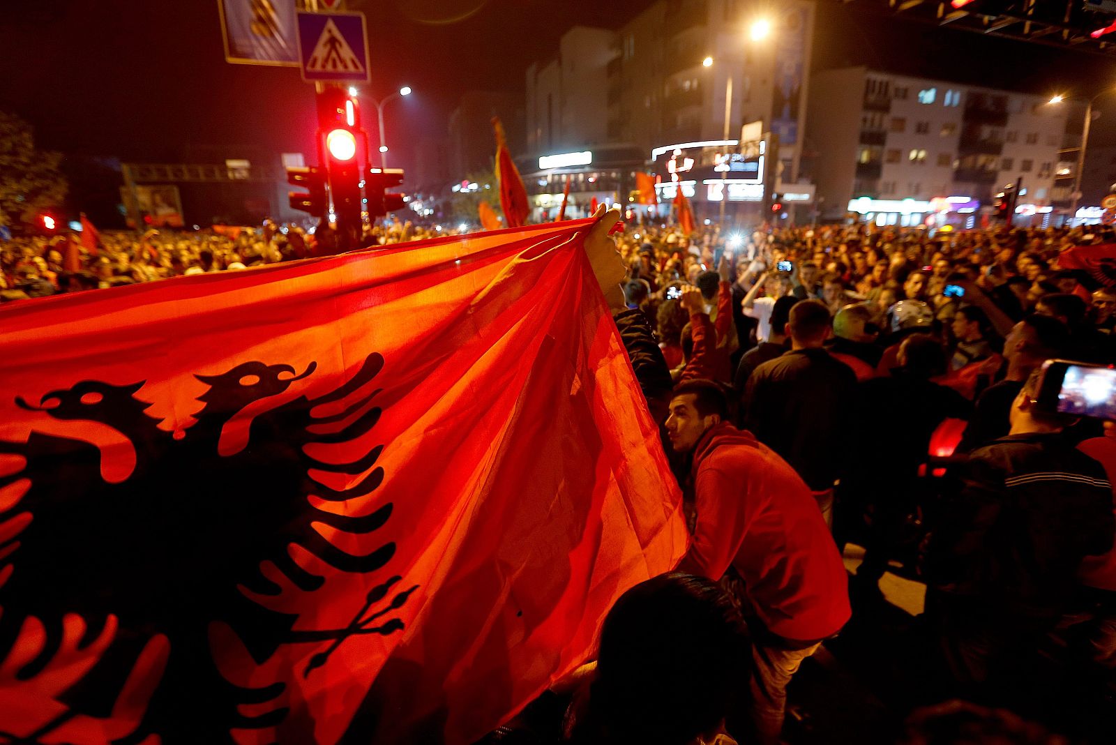Hinchas albaneses izan banderas en Pristina (Kosovo)