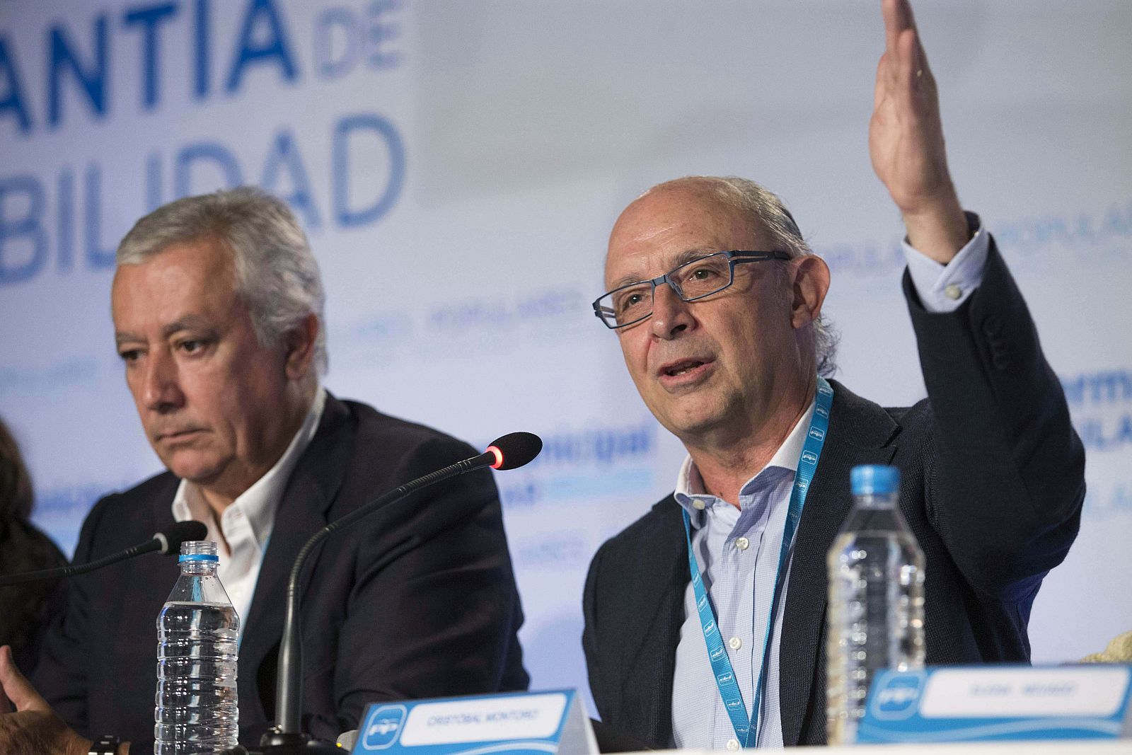 El ministro de Hacienda, Cristóbal Montoro,d., junto al vicesecretario de Política Autonómica y Local del partido, Javier Arenas durante la 22 Unión Intermunicipal Popular (Murcia).