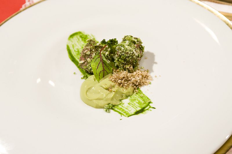 Solomillo de retinto, costra crujiente de hierbas, br�coli y semillas de girasol