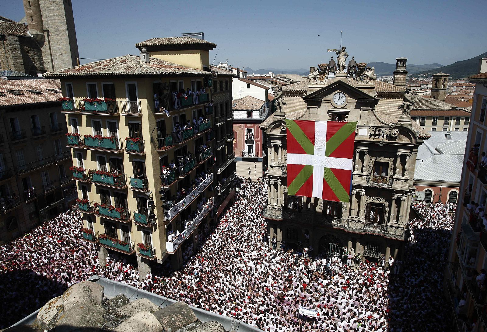Foto de archivo del la gran ikurriña que se desplegó delante del Ayuntamiento y que retrasó el chupinazo de los sanfermines