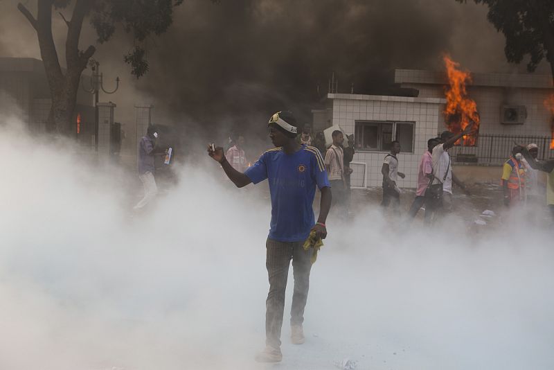 Históricas protestas en Burkina Faso obligan al presidente a disolver el Gobierno