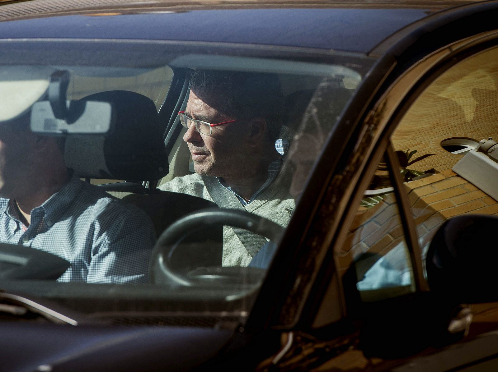 FRANCISCO GRANADOS SALE CUSTODIADO DE SU DOMICILIO EN UN VEHÍCULO